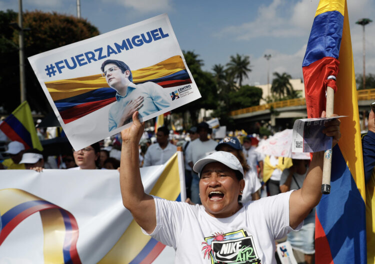 Foto de archivo que muestra a una persona en un movilización a favor del senador Miguel Uribe Turbay en Cali (Colombia). EFE/Ernesto Guzmán