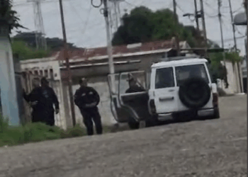 Tensión política en El Dividive: denuncian irrupción policial en vivienda de candidato opositor