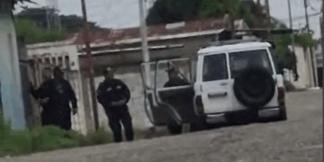 Tensión política en El Dividive: denuncian irrupción policial en vivienda de candidato opositor