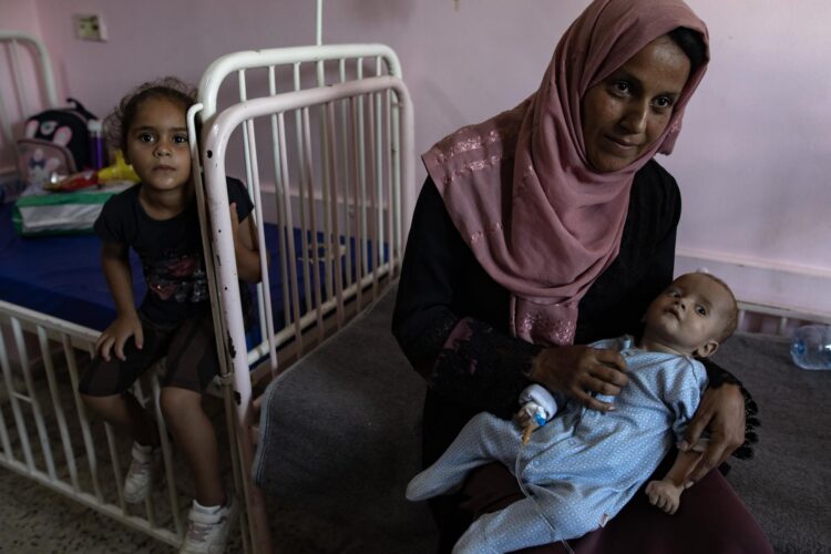 Foto de archivo de un niño palestino que espera para recibir la vacuna contra la polio en el Hospital Nasser de Jan Yunis, en la Franja de Gaza. EFE/EPA/HAITHAM IMAD