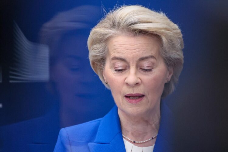 Imagen de archivo de la presidenta de la Comisión Europea, Ursula von der Leyen, en conferencia de prensa. EFE/EPA/OLIVIER MATTHYS