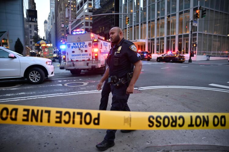 Agentes de policía responden a un incidente con un tirador activo en el centro de la ciudad este lunes, en Nueva York (EE.UU.). EFE/ Lloyd Mitchell