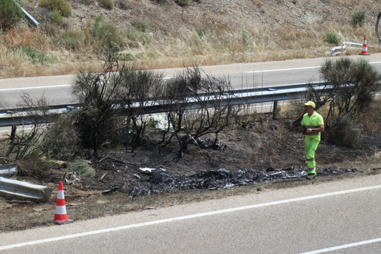 Vista del lugar del accidente en el que el futbolista del Liverpool Diogo Jota, de 28 años, y su hermano André, de 26, han fallecido esta madrugada, después de que su vehículo saliera de la vía en la Autovía Rías Bajas (A-52) en Cernadilla (Zamora, España). Según informan a EFE fuentes de la investigación, los dos hermanos portugueses han muerto a bordo de un Lamborghini que, por causas que se investigan, se salió de la autovía Rías Bajas (A52) a la altura del kilómetro 65, en sentido Benavente, en torno a las 00:40 horas. EFE/Mariam A. Montesinos