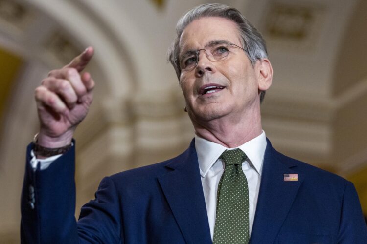 Fotografía de archivo del secretario del Tesoro de Estados Unidos, Scott Bessent, hablando con la prensa en Washington (Estados Unidos). . EFE/ Shawn Thew ARCHIVO