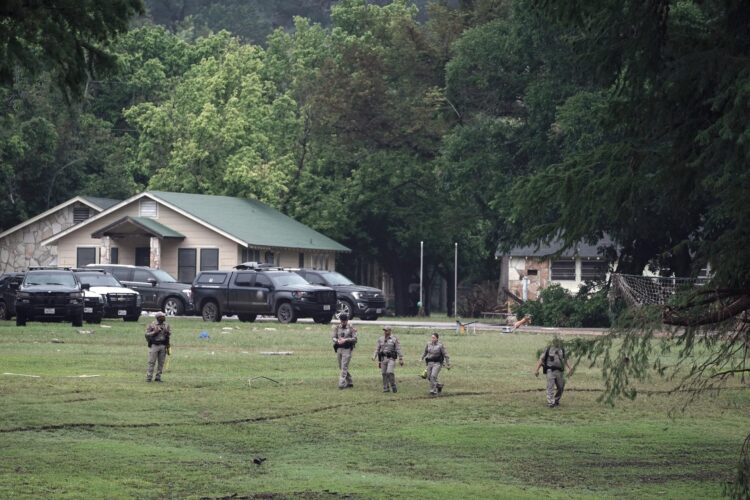 Policías estatales de Texas inspeccionan las instalaciones del Campamento Mystic, en Hunt, Texas (EE. UU.). EFE/EPA/DUSTIN SAFRANEK