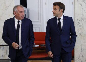 El Gobierno francés defiende sus impopulares recortes y la oposición amenaza con tumbarlo