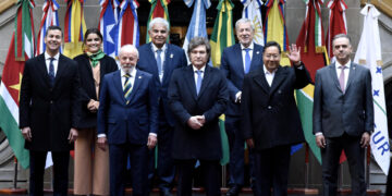 Milei traspasa a Lula la presidencia semestral del Mercosur