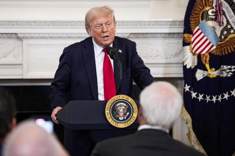 El presidente de EE.UU., Donald Trump interviene en la Casa Blanca en Washington (EE.UU.). EFE/EPA/YURI GRIPAS / POOL
