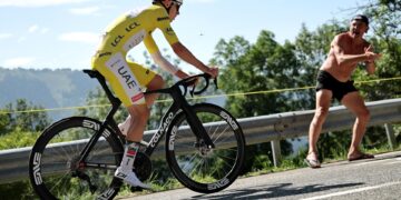 Pogacar también rompe el crono y vuela hacia París