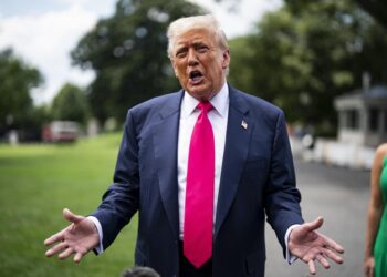 Trump señala que tiene mucho «respeto» por el papa pero que no planea reunirse aún con él