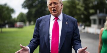 Trump señala que tiene mucho «respeto» por el papa pero que no planea reunirse aún con él