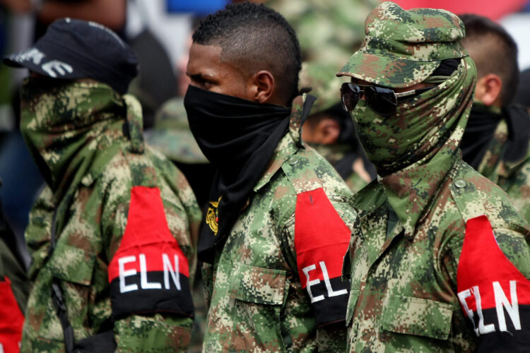 Fotografía de archivo de un grupo de integrantes del ELN, en el departamento de Cauca (Colombia). EFE/Christian Escobar