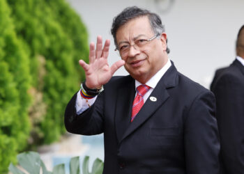 Petro espera que Uribe resuelva sus problemas judiciales y se dedique a criar a los nietos