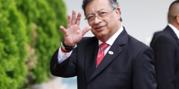 Petro espera que Uribe resuelva sus problemas judiciales y se dedique a criar a los nietos