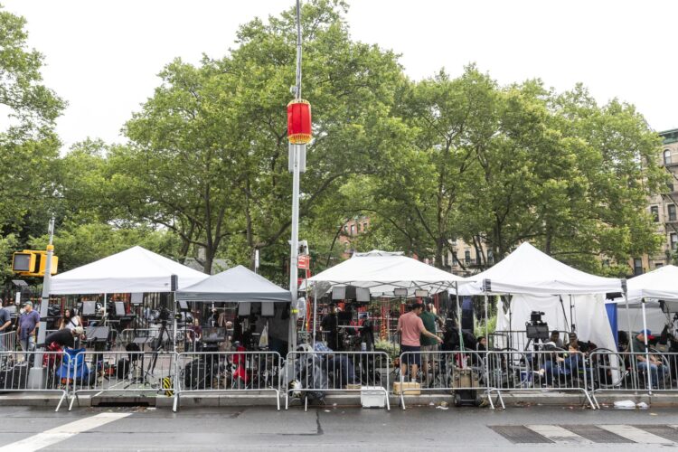 Vista general de miembros de la prensa apostados a las afueras de una corte federal de EE.UU., antes de conocerse el veredicto del jurado del caso en contra del rapero estadounidense Sean 'Diddy' Combs por presunto tráfico sexual, en Nueva York (NY, EE.UU.) EFE/Justin Lane