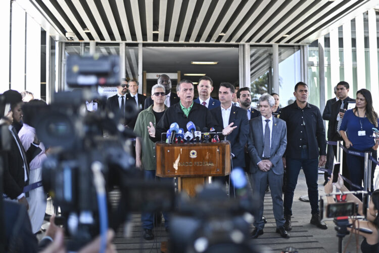 El expresidente de Brasil, Jair Bolsonaro (2019-2022), habla durante una rueda de prensa frente al Senado Federal este jueves, en Brasilia (Brasil). EFE/ Andre Borges