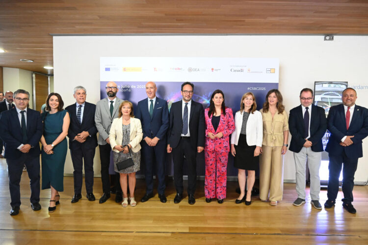 El secretario de Estado de Telecomunicaciones e Infraestructuras Digitales del Gobierno español, Antonio Hernando (6d), posa para la foto de familia durante la inauguración del Cybersecurity Summer BootCamp 2025, un evento internacional de referencia para la capacitación de expertos en ciberseguridad, que está organizado por el Instituto Nacional de Ciberseguridad (INCIBE), este lunes en León. EFE/J.Casares