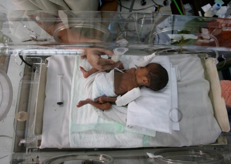 Fotografía de archivo, tomada el 22/06/07, que muestra a un niño prematuro en un hospital de Manila, Filipinas. EFE/Rolex Dela Pena