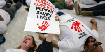 ONU: Cuatro millones de personas podrían morir de sida por los recortes de EEUU para 2030