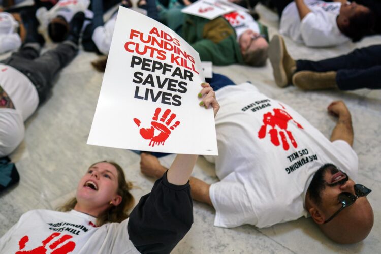 Foto de archivo de una protesta en el Cannon Building del Capitolio el 26 de febrero de 2025. Los manifestantes protestaron contra los recortes del programa Pepfar de la USAID para evitar la propagación sida, . EFE/EPA/WILL OLIVER