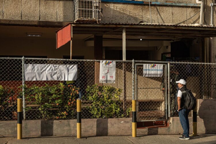 Un hombre espera en un centro electoral este domingo en Maracaibo (Venezuela). EFE/ Henry Chirinos