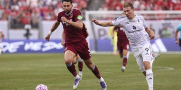 2-1. Bruno Fernandes se luce para el Manchester United en su desembarco en Estados Unidos