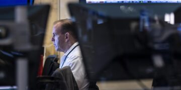 Wall Street abre en rojo pendiente de los últimos avances en los aranceles de EE.UU.