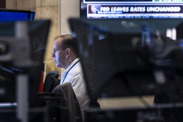 Fotografía de archivo de trabajadores en la Bolsa de Nueva York(EE.UU.). EFE/EPA/JUSTIN LANE