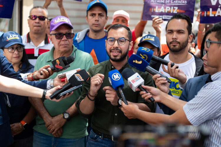 El candidato opositor en el municipio Libertador de Caracas, Jorge Barragán, habla con la prensa, en Caracas (Venezuela). EFE/ Ronald Peña R