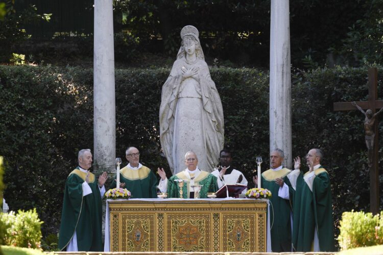 A handout picture provided by the Vatican Media shows Pope Leo XIV leading the Mass for the Care of Creation in Castel Gandolfo, Italy, 09 July 2025. (Papa, Italia) EFE/EPA/VATICAN MEDIA HANDOUT HANDOUT EDITORIAL USE ONLY/NO SALES