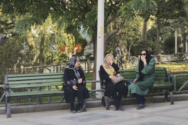 Tres mujeres conversan sentadas en un banco del parque Melat, en el norte de Teherán. El peligro de una nueva guerra y el posible retorno de las sanciones internacionales contra Irán, debido a la encrucijada nuclear, son temas que agitan estos días las conversaciones entre muchos iraníes, inquietos por lo que podría afectar drásticamente su futuro. EFE/ Aydin Shayegan