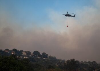 Turquía sigue luchando contra media docena de incendios en el oeste y el sur del país