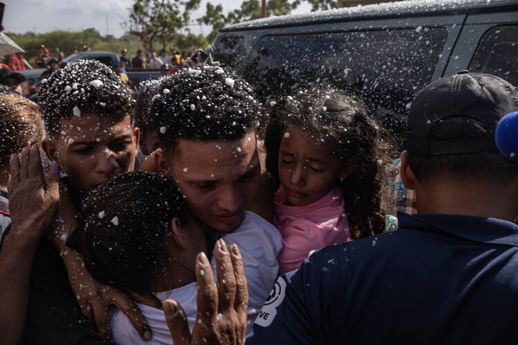 El venezolano Mervin Yamarte (c) abraza a su familia a su llegada este martes, a Maracaibo (Venezuela). EFE/ Henry Chirinos