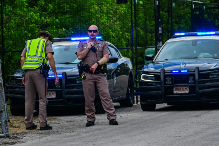 Fotografía de archivo de oficiales de Policía a la entrada del centro de detención de migrantes 'Alligator Alcatraz', en Florida (Estados Unidos). EFE/ Giorgio Viera