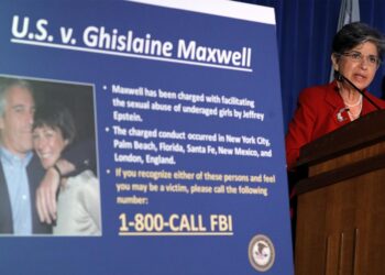 Trump señala que aunque podría indultar a Maxwell, cómplice de Epstein, no lo ha pensado