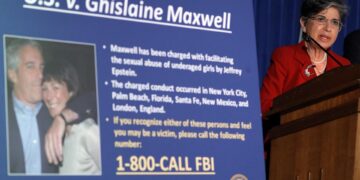 Trump señala que aunque podría indultar a Maxwell, cómplice de Epstein, no lo ha pensado