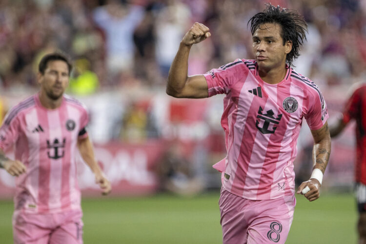 El venezolano Telasco Segovia (d) aportó un doblete y Lionel Messi selló este sábado con otro la goleada de remontada de Inter Miami por 1-5 al New York Red Bulls, en el estadio Red Bull Arena de New Jersey. EFE/ Angel Colmenares.