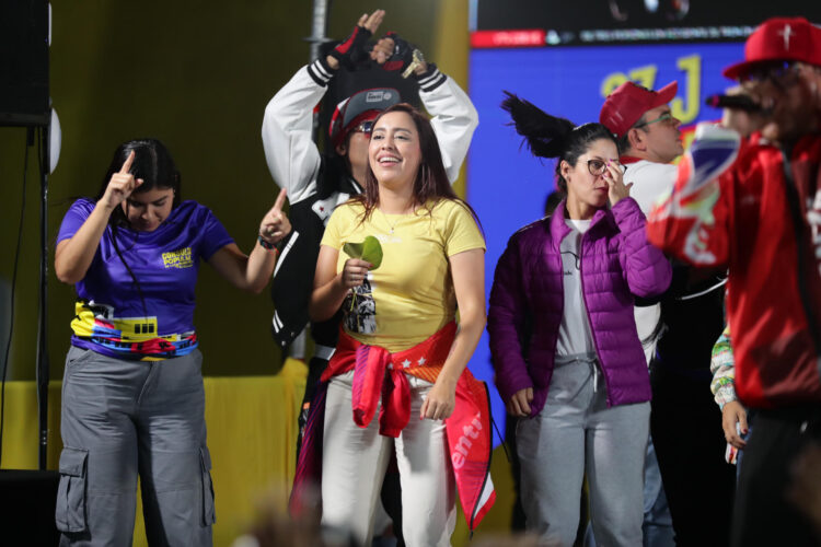 Personas participan en la celebración de la victoria de la alcaldesa de Caracas, Carmen Meléndez, tras conocer los resultados de las elecciones municipales este domingo, en Caracas (Venezuela). EFE/ Ronald Pena R