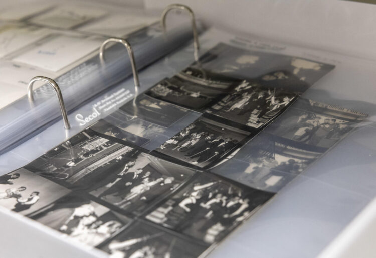 Vista de unas fotografías antiguas del Festival de Cine de San Sebastián, este miércoles, durante la visita para medios de comunicación al archivo del festival en la Filmoteka. EFE/Javier Etxezarreta