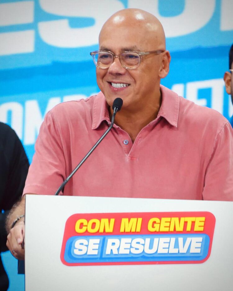 Fotografía cedida por Prensa Comando VEN 25+, donde se observa al jefe del comando del chavismo, Jorge Rodríguez, hablando durante una rueda de prensa este domingo, en Caracas (Venezuela). EFE/ Comando Ven 25+