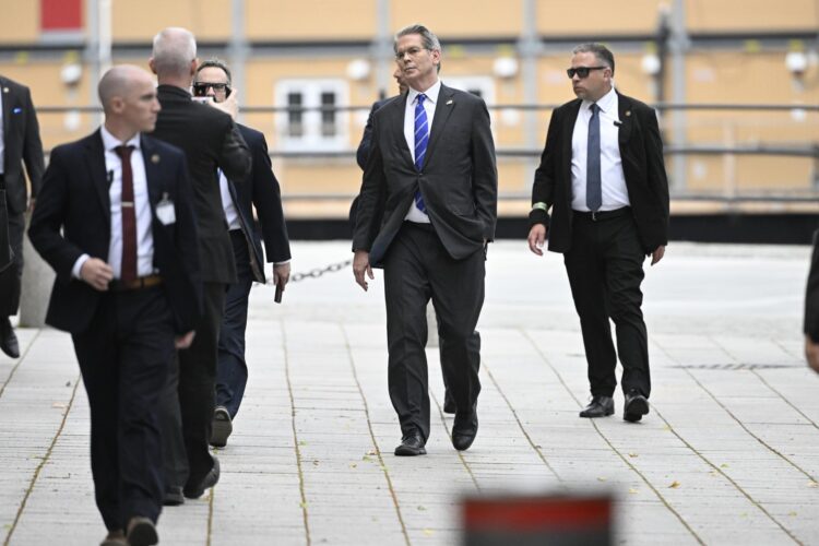 Llegada este martes del secretario de EE. UU. del Tesoro, Scott Bessent (centro), a Rosenbad, al sede del Gobierno en Suecia. EFE/EPA/FREDRIK SANDBERG SWEDEN OUT