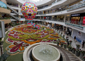 Un globo de 14 metros engalana en Medellín el tapete de flores vivas más grande del mundo