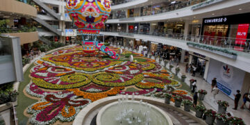 Un globo de 14 metros engalana en Medellín el tapete de flores vivas más grande del mundo