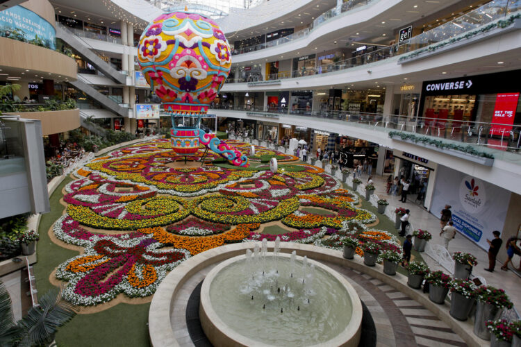 Fotografía de un tapete elaborado con flores en el centro comercial Santafé en Medellín (Colombia). EFE/ str
