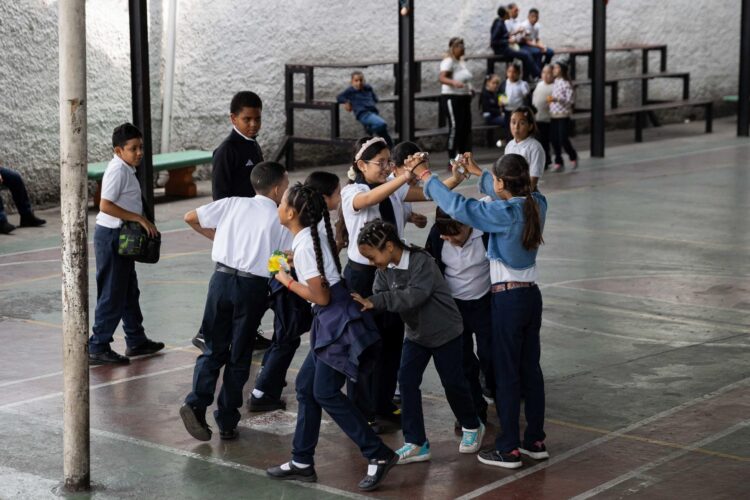 Fotografía de archivo de niños jugando en un colegio. EFE/ Ronald Pena R