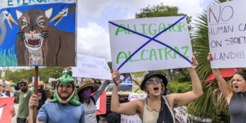 Reguetonero cubano detenido en ‘Alligator Alcatraz’ denuncia que los tratan como «perros»