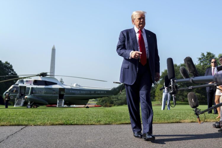 El presidente de Estados Unidos, Donald Trump, sale de la Casa Blanca, Washington, DC, EE.UU., el 25 de julio de 2025. EFE/EPA/WILL OLIVER / POOL
