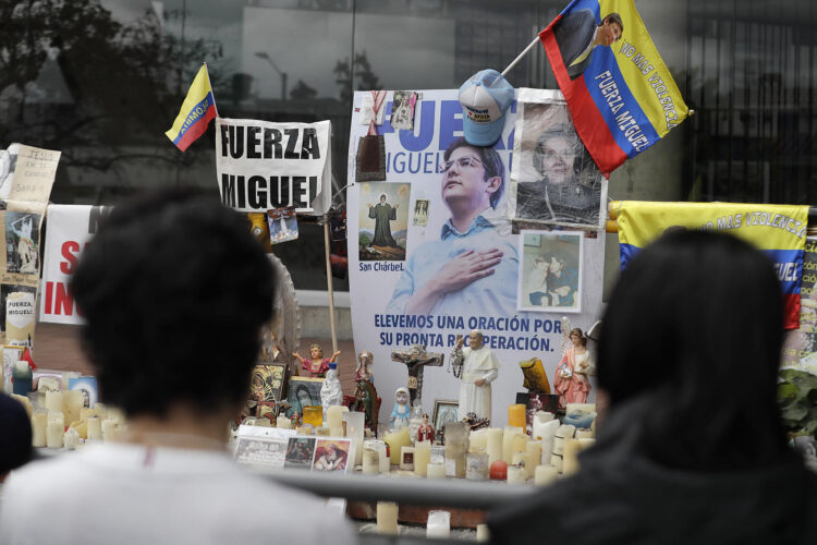 Fotografía de archivo en donde personas oran en un altar improvisado frente a la Fundación Santa Fe, lugar donde permanece hospitalizado el senador colombiano Miguel Uribe Turbay, en Bogotá (Colombia). EFE/ Carlos Ortega
