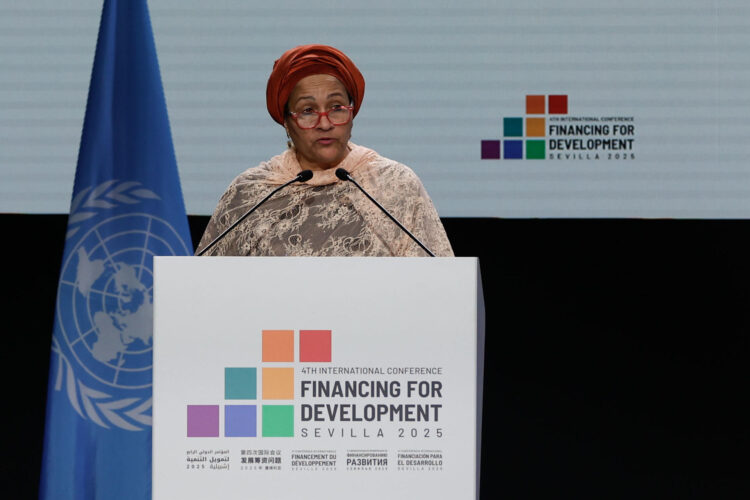 SEVILLA, 03/07/2025.- La vicesecretaria general adjunta de las Naciones Unidas, Amina J. Mohammed, durante la clausura de la IV Conferencia de la ONU sobre Financiación al Desarrollo este jueves en Sevilla. EFE/ J. Palencia