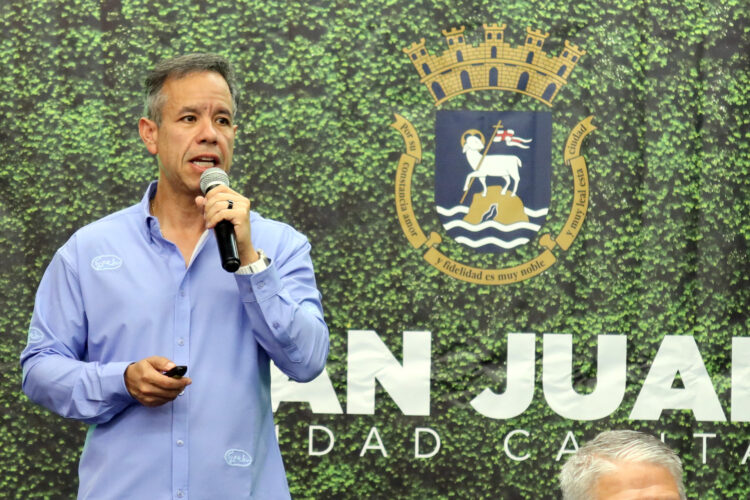El alcalde de San Juan, Miguel Romero, habla durante una rueda de prensa sobre los planes de seguridad durante la residencia que ofrecerá Bad Bunny, que comprende 30 conciertos, este martes en San Juan (Puerto Rico). EFE/Jorge Muñiz